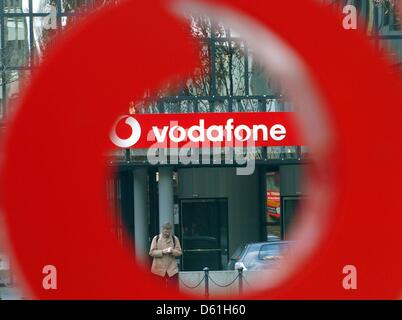 () - ein Dpa-Datei Bild vom 26. Januar 2005 ein Mann verlassen die Unternehmenszentrale von Vodafone in Düsseldorf zeigt. Vodafone übernimmt britischen Firma Cable & Wireless und stärkt seine Position in der Breitband-Internet-Markt. Foto: Federico Gambarini Stockfoto