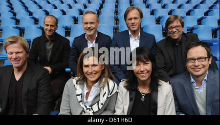 Kommentator Oliver Kahn (Front L, R), ZDF-Moderatorin Katrin Müller-Hohenstein, ARD-Teamchef Radio Sabine Toepperwien, ARD-Moderator Matthias Opdenhoevel und ARD-Fußball-Experte Mehmet Scholl (hinten L-R), ARD-Moderator Reinhold Beckmann, ARD-Moderator Gerhard Delling und ZDF Reporter Bela Réthy besuchen eine Pressekonferenz forderte von deutschen öffentlichen Fernsehanstalten ARD und ZDF Stockfoto