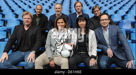 Kommentator Oliver Kahn (Front L, R), ZDF-Moderatorin Katrin Müller-Hohenstein, ARD-Teamchef Radio Sabine Toepperwien, ARD-Moderator Matthias Opdenhoevel und ARD-Fußball-Experte Mehmet Scholl (hinten L-R), ARD-Moderator Reinhold Beckmann, ARD-Moderator Gerhard Delling und ZDF Reporter Bela Réthy besuchen eine Pressekonferenz forderte von deutschen öffentlichen Fernsehanstalten ARD und ZDF Stockfoto