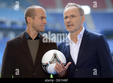 ARD Fußball Experten Mehmet Scholl (L) und ARD Moderator Reinhold Beckmann an eine Pressekonferenz fordert von deutschen öffentlichen Fernsehanstalten ARD und ZDF die Übertragung der Fußball WM 2012 in Imtech Arena in Hamburg, Deutschland, 24. April 2012 teilnehmen. Foto: MARCUS BRANDT Stockfoto