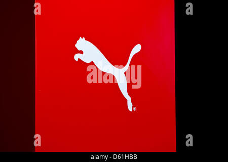 Das Logo des Sportartikelherstellers Puma ist während einer Versammlung am Puma Hauptsitz in Herzogenaurach, Deutschland, 24. April 2012 abgebildet. Im Jahr 2011 erreichte Puma die 3 Milliarden Euro Umsatz-Marke zum ersten Mal. Das operative Ergebnis stieg um 8,6 Prozent auf rund 333 Millionen Euro mit 230 Millionen Euro unter dem Strich bleibt. Foto: DANIEL KARMANN Stockfoto