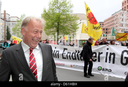 Bruchteil Vorsitzender von Bündnis 90/die grünen Jürgen Trittin spricht mit Journalisten während lächelnd vor dem Bundesumweltministerium in Berlin, Deutschland, 24. April 2012. Er agierte in Gipfel Gespräche über den Standort für ein Endlager für atomare Abfälle. Foto: WOLFGANG KUMM Stockfoto