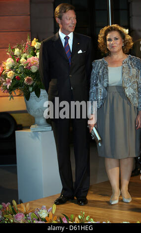 Großherzog von Luxemburg Henri und Großherzogin Maria Teresa sind das Deutsche Historische Museum in Berlin, Deutschland, 24. April 2012 abgebildet. Der Großherzog und die Großherzogin kamen zur Eröffnung der Ausstellung "The Silver Room der Luxemburger Dynastie" im Rahmen eines Staatsbesuches. Foto: Stephanie Pilick Stockfoto