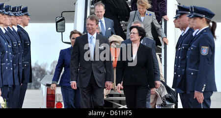 Premier von Thüringen Christine Lieberknecht (CDU, R) und Großherzog Henri von Luxemburg gehen vorbei an eine Polizei Ehrenwache am Flughafen Erfurt-Weimar in Erfurt, Deutschland, 25. April 2012. Großherzog Henri ist zum Staatsbesuch nach Deutschland auf Einladung des Bundespräsidenten Gauck. Thüringen ist die letzte Station des Besuchs. Foto: Martin Schutt Stockfoto