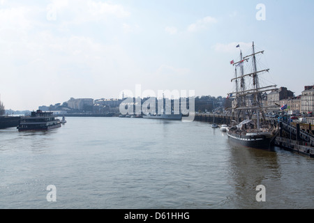 Das Segelschiff angedockt Belem an der Loire mit der Fregatte Maillé Brezé im Hintergrund in Nantes, Frankreich Stockfoto