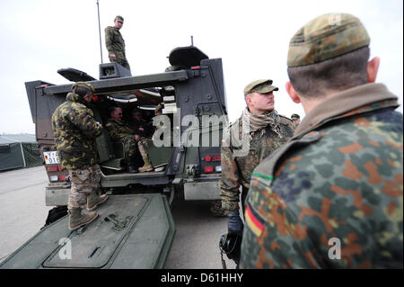 OSZE-Vertreter und Soldaten anzeigen eine GTK Boxer Typ gepanzerten Kampffahrzeug während einer Präsentation von Waffensystemen von deutschen Bundes Defence Force auf dem Truppenübungsplatz Putlos, Deutschland, 25. April 2012. Vertreter der Mitgliedstaaten der Organisation für Sicherheit und Zusammenarbeit un in Europa (OSZE) besuchten die Präsentation im Rahmen der Veranstaltungsreihe Stockfoto