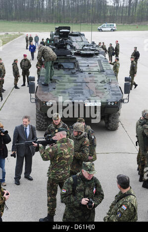 OSZE-Vertreter und Soldaten anzeigen eine GTK Boxer Typ gepanzerten Kampffahrzeug während einer Präsentation von Waffensystemen von deutschen Bundes Defence Force auf dem Truppenübungsplatz Putlos, Deutschland, 25. April 2012. Vertreter der Mitgliedstaaten der Organisation für Sicherheit und Zusammenarbeit un in Europa (OSZE) besuchten die Präsentation im Rahmen der Veranstaltungsreihe Stockfoto