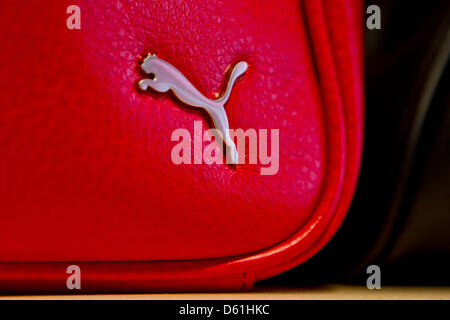 Das Logo des Sportartikelherstellers Puma ist während einer Versammlung am Puma Hauptsitz in Herzogenaurach, Deutschland, 24. April 2012 abgebildet. Im Jahr 2011 erreichte Puma die 3 Milliarden Euro Umsatz-Marke zum ersten Mal. Das operative Ergebnis stieg um 8,6 Prozent auf rund 333 Millionen Euro mit 230 Millionen Euro unter dem Strich bleibt. Foto: DANIEL KARMANN Stockfoto