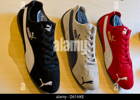 Der Sportartikelhersteller Puma Schuhe werden in einem Store in Herzogenaurach, Deutschland, April 2012 angezeigt. Im