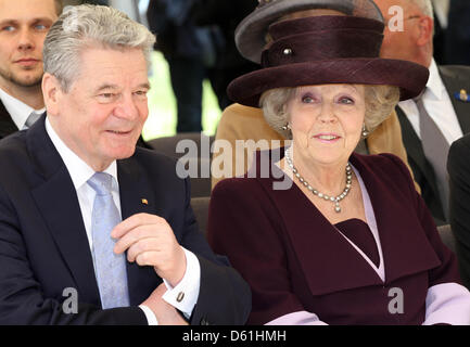 Königin Beatrix der Niederlande und des deutschen Bundespräsidenten Joachim Gauck eröffnen die Ausstellung Dutch Design - Haus von Oranien in Schloss Oranienbaum, Deutschland, 25. April 2012. Foto: Albert Nieboer / Niederlande, Stockfoto