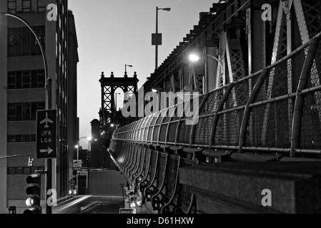 Manhattan Bridge, Blick von Brooklyn im Morgengrauen, New York, Vereinigte Staaten von Amerika - Bild von öffentlichem Grund Stockfoto