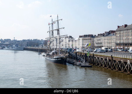 Das Segelschiff angedockt Belem an der Loire mit der Fregatte Maillé Brezé im Hintergrund in Nantes, Frankreich Stockfoto