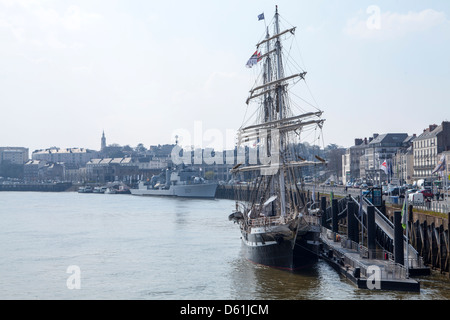 Das Segelschiff angedockt Belem an der Loire mit der Fregatte Maillé Brezé im Hintergrund in Nantes, Frankreich Stockfoto