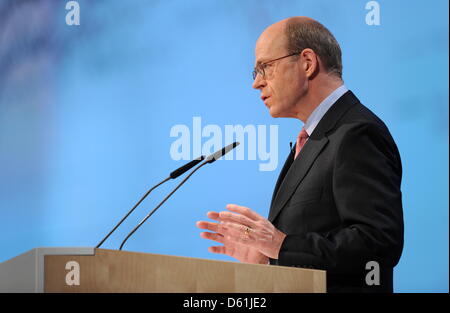 Der Vorstandsvorsitzende der Münchener Rück AG (Munich Re), Nikolaus von Bomhard, Spricht bin Donnerstag (26.04.2012) in München (Oberbayern) Bei der Hauptversammlung Ringwaden vor. Der Weltgrößte Rückversicherer Drucktechnikerin Schon Im Ersten Quartal so Viel Gewinn Gemacht Haben Wie Im Gesamten Katastrophenjahr 2011. Nach Branchenexperten Schrägläge der Rückversicherer Auf Kurs Zu Einem ein Stockfoto