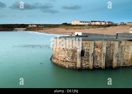 Bude; Strand; Cornwall; VEREINIGTES KÖNIGREICH; Kanal-Meer schloss Ende Stockfoto