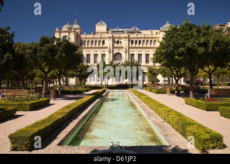 Garten Jardines de Pedro Luis Alonso mit Rathaus el Ayountamiento, Málaga, Andalusien, Spanien, Europa Stockfoto