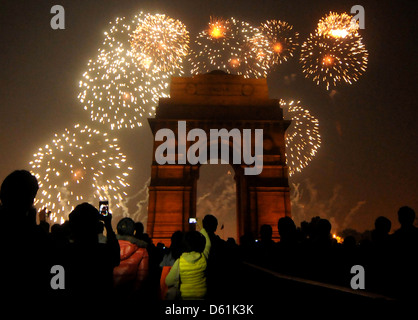 India Gate Kriegerdenkmal ist als Feuerwerk erleuchten den Himmel oben, in Neu-Delhi, Indien silhouettiert, Stockfoto