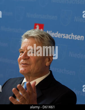 Bundespräsident Joachim Gauck Gesten bei seinem ersten offiziellen Besuch in Niedersachsen, in der Staatskanzlei in Hannover, Deutschland, 11. April 2013. Foto: JOCHEN LUEBKE Stockfoto