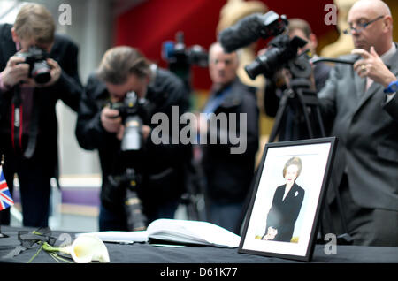 Medienvertreterinnen und Medienvertreter stehen neben einem Foto der ehemaligen britischen Premierministerin Margaret Thatcher, der am 08 April im Alter von 87 Jahren nach einem Schlaganfall gestorben, wie Bundeskanzlerin Angela Merkel ein Buch Kondolenzschreiben an der britischen Botschaft in Berlin, Deutschland, 11. April 2013 unterzeichnet. Foto: KAY NIETFELD Stockfoto