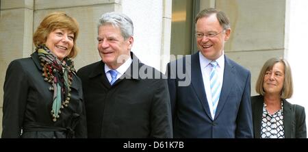 Der deutsche Bundespräsident Joachim Gauck (2 L) und seine Lebensgefährtin Daniela Schadt (L) sind von niedriger Saxon Premier Stephan Weil (2-R) und seiner Frau Rosemarie Kerkow-Weil (R) in der Staatskanzlei in Hannover, Deutschland, 11. April 2013 erhielt. Foto: HOLGER HOLLEMANN Stockfoto