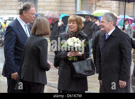 German President Joachim Gauck (R) und seine Lebensgefährtin Daniela Schadt (2-R) sind von niedriger Saxon Premier Stephan Weil (L) und seiner Frau Rosemarie Kerkow-Weil (2-L) in der Staatskanzlei in Hannover, Deutschland, 11. April 2013 erhielt. Foto: HOLGER HOLLEMANN Stockfoto