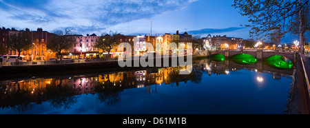 Horizontale Panoramablick auf der O' Connell Bridge oder Droichead irischen Chonaill überqueren den Fluss Liffey in Dublin in der Nacht. Stockfoto