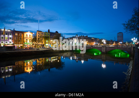 Horizontale downstream-Ansicht von der O' Connell Bridge oder Droichead irischen Chonaill überqueren den Fluss Liffey in Dublin in der Nacht. Stockfoto