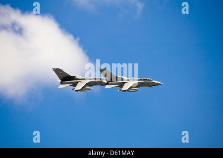 Horizontale Ansicht von zwei Tornado F3 fliegen Seite an Seite während einer Flugschau. Stockfoto