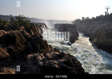 Dhuandhar Herbst (Wasserfall) am Narmade-Fluss in Bhedaghat, sind 10 Meter hoch, in Jabalpur Bezirk der zentralen indischen Madhya Stockfoto