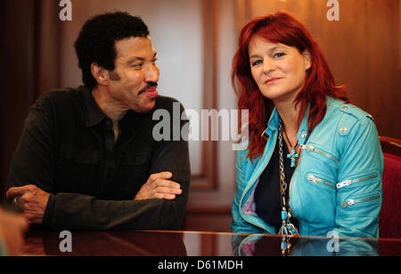 US-Superstar Lionel Richie und deutschen Schlagersängerin Andrea Berg geben ein Interview in Berlin, Deutschland, 26. April 2012. Richie und Berg werden ein Duett singen während der ZDF-TV-Show "Willkommen chez Carmen Nebel" am 28. April 2012. Foto: HANNIBAL HANSCHKE Stockfoto