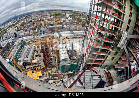 Blick auf das Skelett Bauarbeiten (R) und die aufgeführten Großhandel Markt Halle (unten) auf der Baustelle des neuen Sitzes der Europäischen Zentralbank (EZB) in Frankfurt Main, Deutschland, 26. April 2012. Der spektakuläre Neubau soll bis fast zum Jahresende 2013 abgeschlossen sein, EZB-Mitarbeiter werden voraussichtlich im Jahr 2014 dort eine Erwerbstätigkeit aufnehmen. Foto: FRANK RUMPENHORST Stockfoto