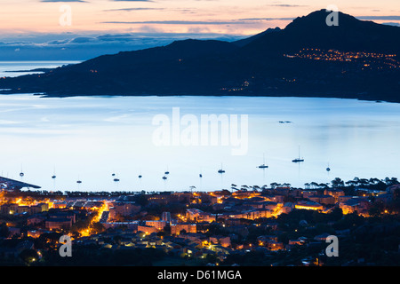 Frankreich, Korsika, La Balagne, Calvi, erhöhten Blick auf die Stadt und die Bucht von Notre-Dame De La Serra, dawn Stockfoto