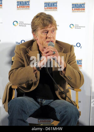 Sundance-Vorsitzender und US-Schauspieler Robert Redford nimmt an der Eröffnung Fototermin während das Sundance London Film Festival im O2 Cineworld in Süd-Ost-London, Großbritannien, 26. April 2012. Das Festival findet unter dem Dach des Sundance Instituts die unabhängigen Künstlern und Filmemachern unterstützen soll. Foto: Britta Guerke Stockfoto