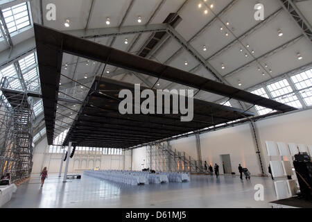 Ein Blick auf die Kunstinstallation "Horizon Field Hamburg" des britischen Künstlers Antony Gormley, an der Decke über dem Esstisch vor dem Gala-Dinner mit dem Titel "Glamorous und barfuß Hippie" in den Deichtorhallen in Hamburg, Deutschland, 25. April 2012. Rund 300 geladene Gäste aus der Welt der Kultur, Wirtschaft und Medien an der spektakulären Installation. Foto: Ulrich pro Stockfoto