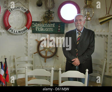 (Dpa Datei) - eine Archiv Bild, datiert 10. September 2005, zeigt Kapitän Wilfried Eberhardt stehen im Trauzimmer des Leuchtturms auf der nordfriesischen Insel Pellworm, Deutschland. Der Leuchtturm wird die 3333rd Trauung am Samstag, 28. April 2012 veranstalten. Foto: Soehnke Moehl Stockfoto