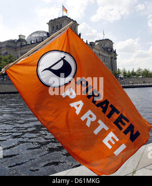 (Dpa Datei) - eine Archiv-Bild vom 7. August 2009, zeigt das Püarty-Flag der Piratenpartei wiegen sich im Wind in der Nähe des Reichstags in Berlin, Deutschland. Die Piratenpartei wird ihren Parteitag in Nuemuenster am 28. April bis 29. April 2012 abhalten. Foto: Wolfgang Kumm Stockfoto