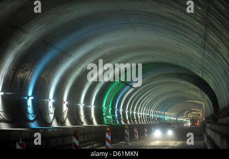 Baufahrzeuge bewegen sich durch die Jagdbergtunnel noch im Bau in der Nähe von Jena, Germany, 26. April 2012. Bis Mitte 2014 soll der Tunnel für den Verkehr mit einer sechsspurigen Straße entlang der 3,1 Kilometer lange Tunnel geöffnet werden. Bau des Tunnels begann im September 2008 und ist der zentrale Teil der 12 Kilometer langen Autobahn zwischen Magdala und Jena-Goe Stockfoto