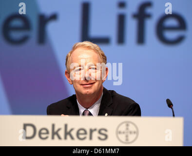 Vorstandsvorsitzender der Bayer AG, spricht Marijn Dekkers an Vorstandsmitglieder während der Hauptversammlung der chemischen und pharmazeutischen Unternehmen Bayer AG in Köln, 27. April 2012. Foto: Oliver Berg Stockfoto