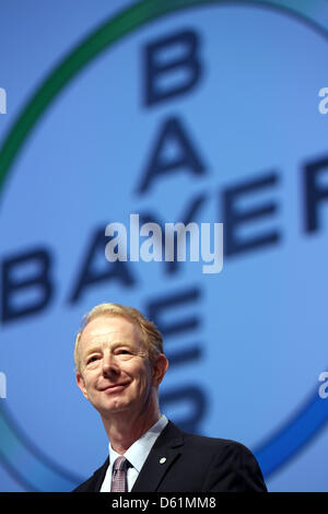 Vorstandsvorsitzender der Bayer AG, spricht Marijn Dekkers an Vorstandsmitglieder während der Hauptversammlung der chemischen und pharmazeutischen Unternehmen Bayer AG in Köln, 27. April 2012. Foto: Oliver Berg Stockfoto