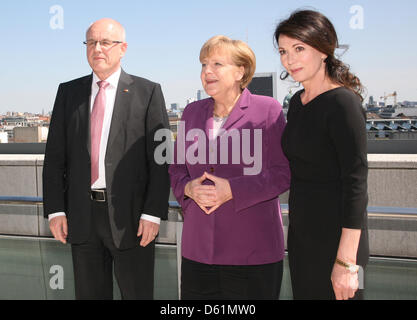 Vorsitzender der CDU Volker Kauder (L-R), die deutsche Bundeskanzlerin Angela Merkel und Schauspielerin Iris Berben stehen neben einander und Pose für die Kamera auf dem Dach des Reichstags in Berlin, Deutschland, 27. April 2012. Die Fraktion der CDU/CSU-Bundestagsfraktion im Deutschen Bundestag erhielt Filmemacher und ermögli-in Berlin. Foto: STEPHANIE PILICK Stockfoto