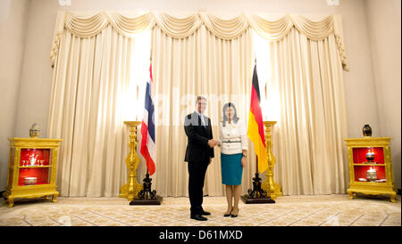 Der deutsche Außenminister Guido Westerwelle empfängt Premierminister von Thailand Yingluck Shinawatra in Bangkok, Thailand, 27. April 2012. Foto: SEBASTIAN KAHNERT Stockfoto