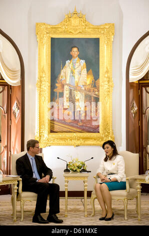 Der deutsche Außenminister Guido Westerwelle spricht Ministerpräsident von Thailand Yingluck Shinawatra in Bangkok, Thailand, 27. April 2012. Foto: SEBASTIAN KAHNERT Stockfoto