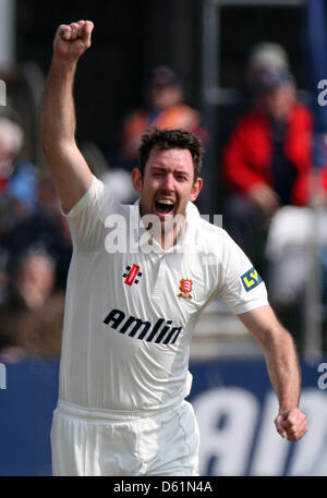 10.04.2013 Chelmsford, England. David Masters of Essex County Cricket feiert seine erste Pforte der neuen Saison während der LV County Championship Division 2 Spiel zwischen Essex und Gloucestershire County Cricket Ground. Stockfoto