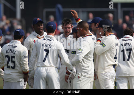 10.04.2013 Chelmsford, England. David Masters of Essex County Cricket feiert seine erste Pforte der neuen Saison während der LV County Championship Division 2 Spiel zwischen Essex und Gloucestershire County Cricket Ground. Stockfoto