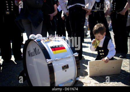 Junge "Zimmermann" Richard bereitet sich auf die traditionelle Errichtung der Maibaum auf dem Frühlingsmarkt (Altmarkt) in Dresden, Deutschland, 27. April 2012. Der Maibaum ist etwa 20 Meter hoch und stammt aus Langebrueck Dresdner Heide. Foto: Arno Burgi Stockfoto