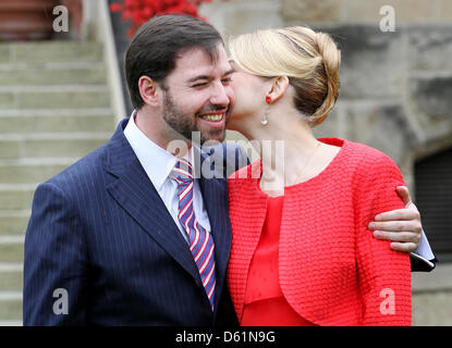 Erblicher großartiger Herzog Guillaume und seine Verlobte Stéphanie de Lannoy posieren für die Medien nach ihrer offiziellen Verlobung am Chateau de Berg in Luxemburg, 27. April 2012. Foto: Patrick van Katwijk Niederlande Stockfoto