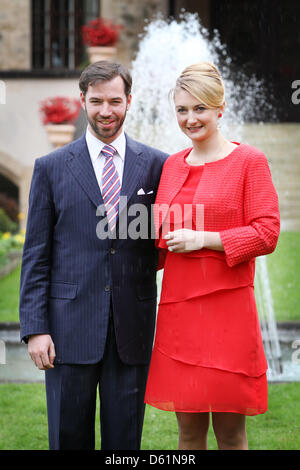 Erblicher großartiger Herzog Guillaume und seine Verlobte Stéphanie de Lannoy posieren für die Medien nach ihrer offiziellen Verlobung am Chateau de Berg in Luxemburg, 27. April 2012. Foto: Patrick van Katwijk Niederlande Stockfoto