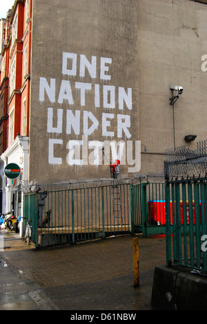 Eine Nahaufnahme von Banksy Kunst in Newman Street, London, UK. Stockfoto