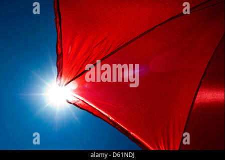 Sonnenschirm in roter abgebildet am blauen Himmel in Dresden, Deutschland, 27. April 2012. Foto: Arno Burgi Stockfoto