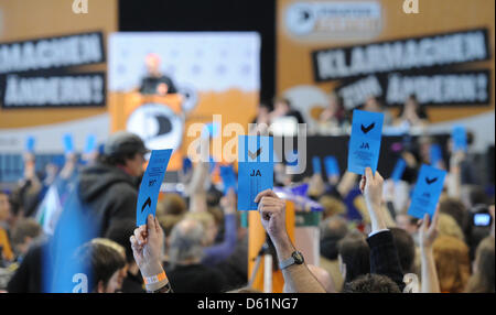 Mitglieder der Partei halten Stimmkarten während der Bundespartei Treffen der Piratenpartei in Neumünster, Deutschland, 28. April 2012. Mitglieder der Partei wählt einen neuen Bundesvorstand. Foto: Marcus Brandt Stockfoto